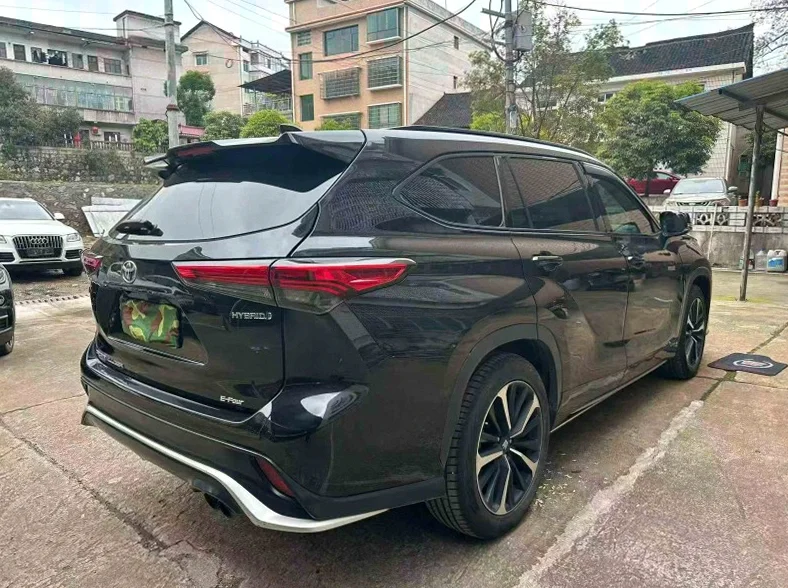 丰田皇冠 后面外观一