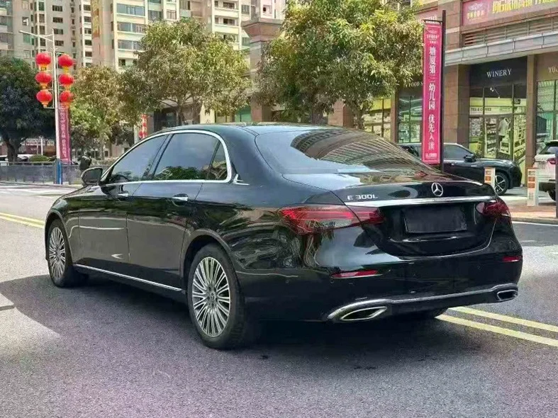 奔驰E 内饰前排