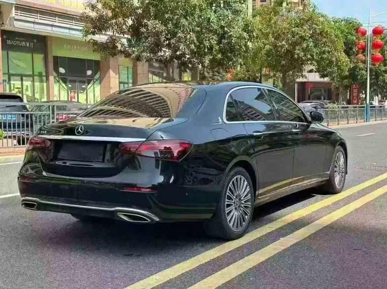 奔驰E 内饰后排