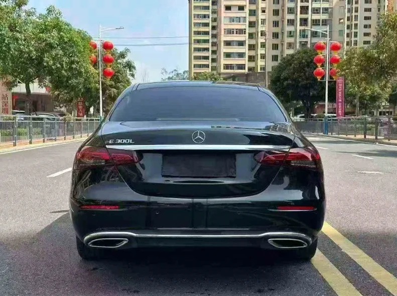 奔驰E 驾驶室