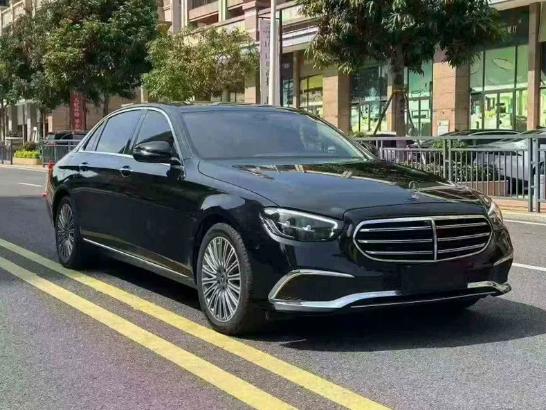 奔驰E 正面外观二