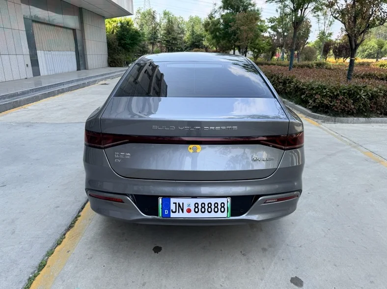 比亚迪秦 驾驶室