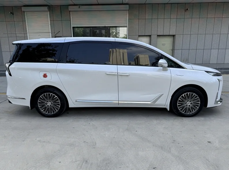 别克GL8 后面外观三