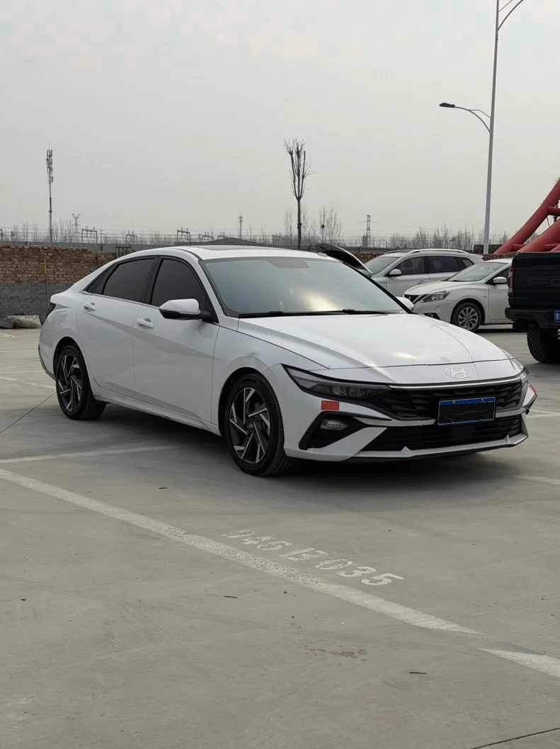 现代伊兰特 正面外观三