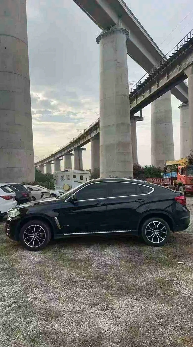 宝马X6 后面外观一
