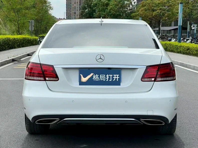 奔驰C 后面外观一