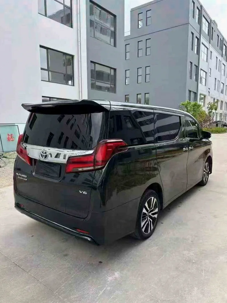丰田埃尔法 后面外观三