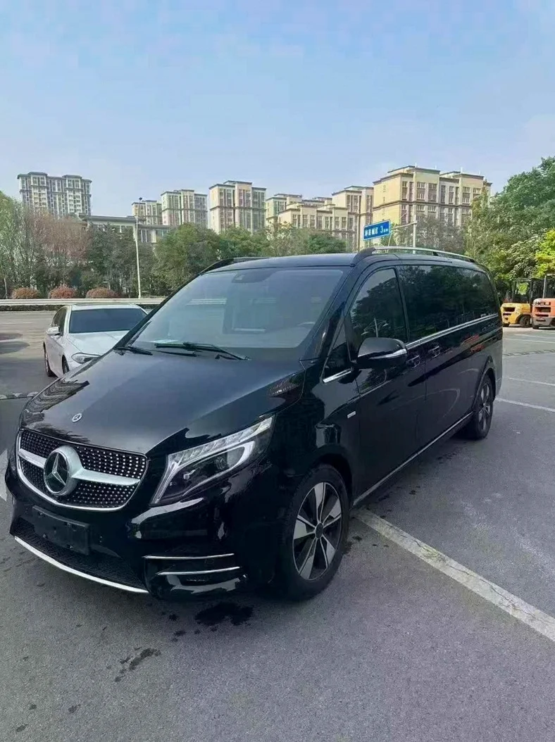 奔驰V 正面外观三