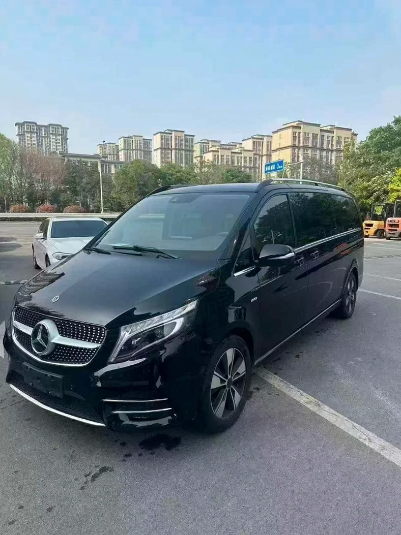 奔驰V 正面外观二
