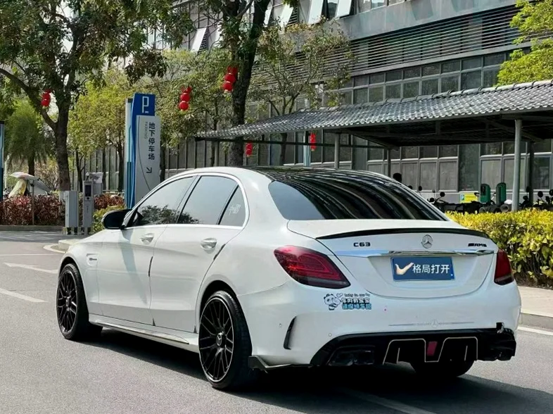 奔驰C 后面外观一