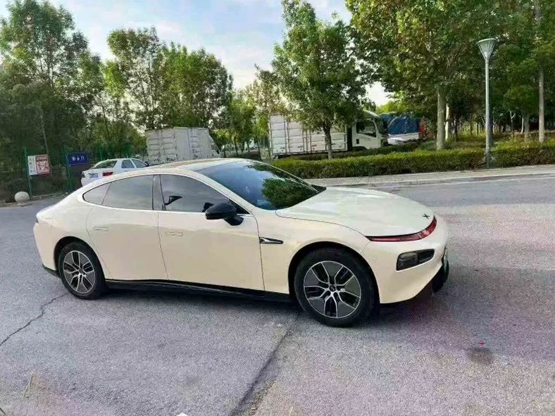 小鹏汽车p7 正面外观二