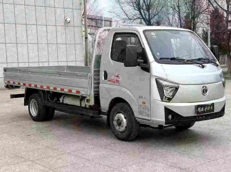 飞碟箱货货车 正面外观三