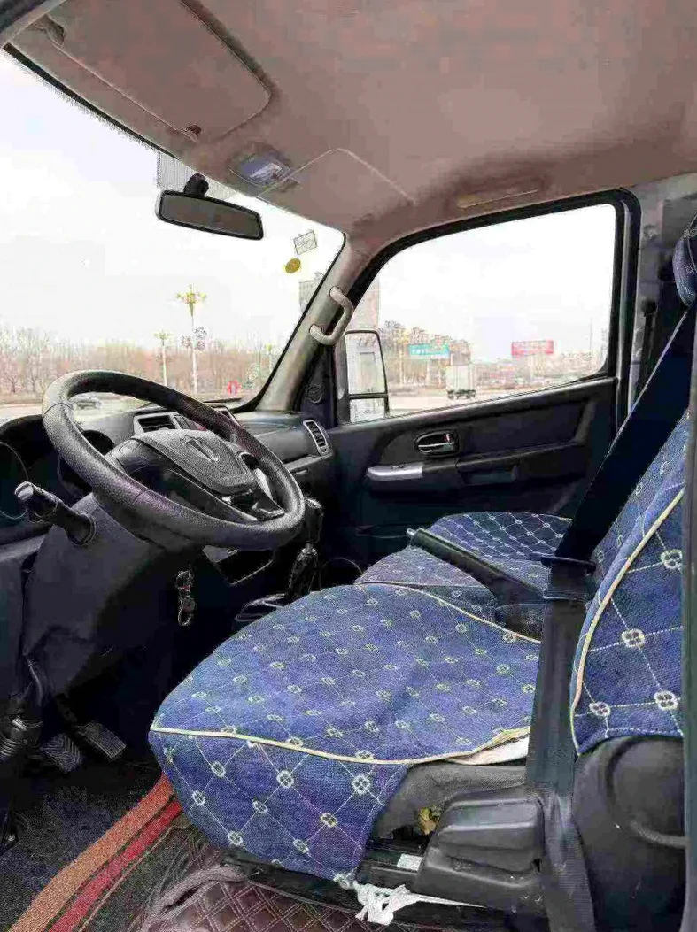 飞碟箱货货车 内饰后排