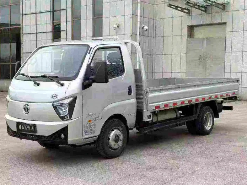 飞碟箱货货车 正面外观二