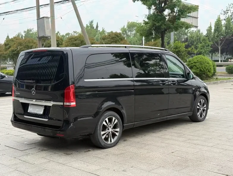 奔驰V 后面外观一