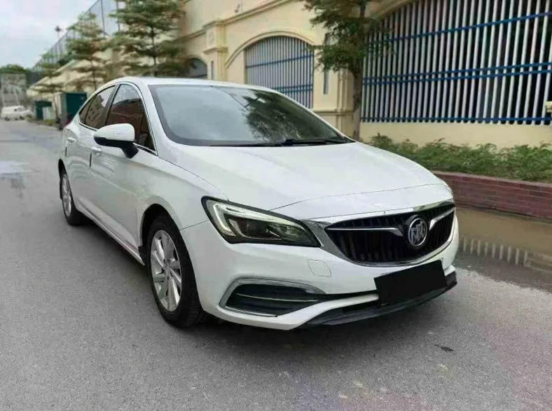 别克威朗 后面外观一