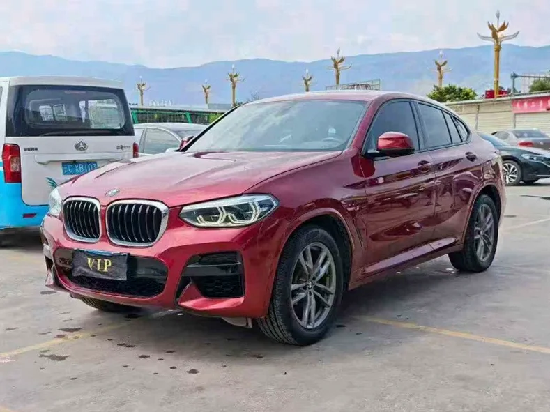 宝马X4 正面外观三