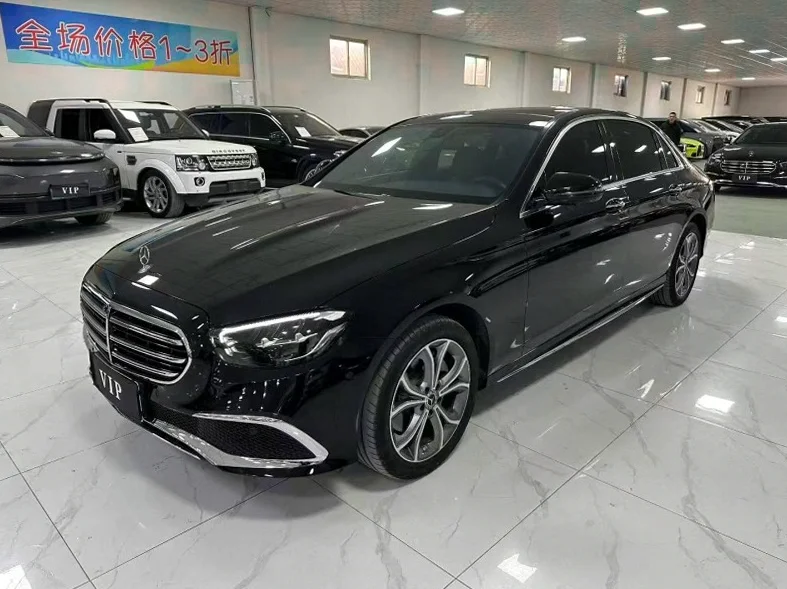奔驰E 正面外观三