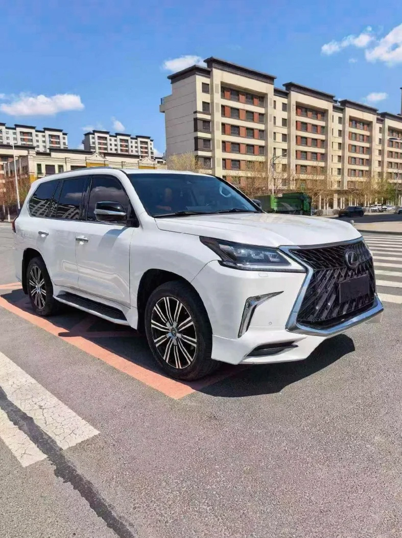 雷克萨斯LX 正面外观三