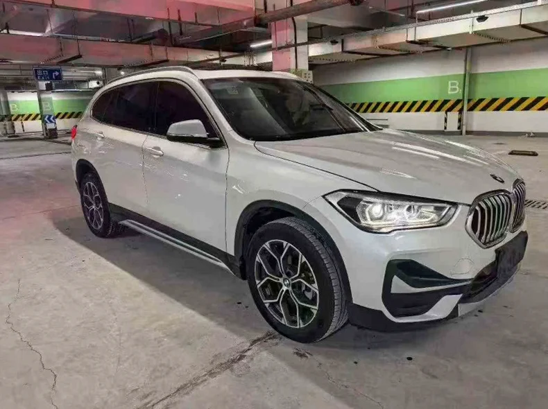 宝马X4 正面外观三