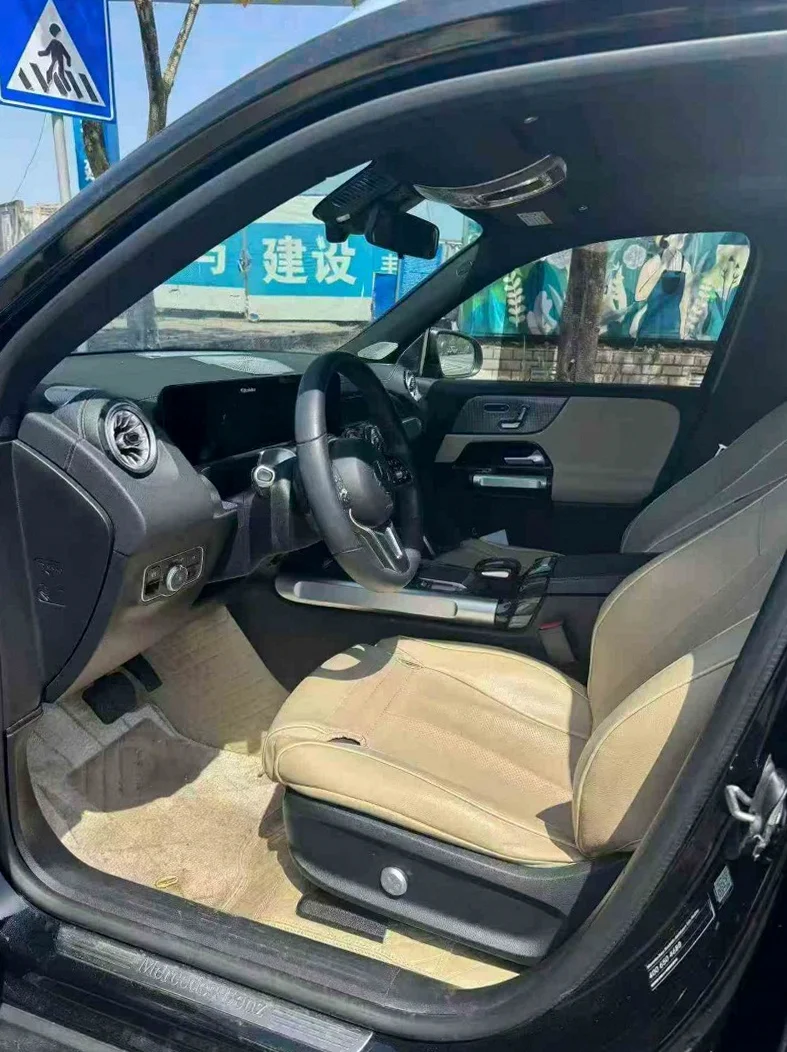 奔驰EQB 后面外观一