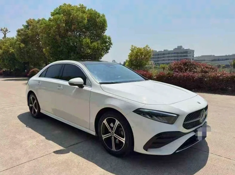 奔驰A 正面外观三