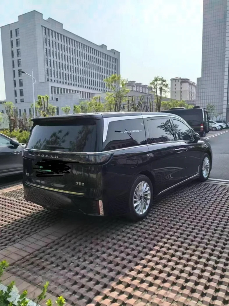 岚图汽车梦想家 内饰前排