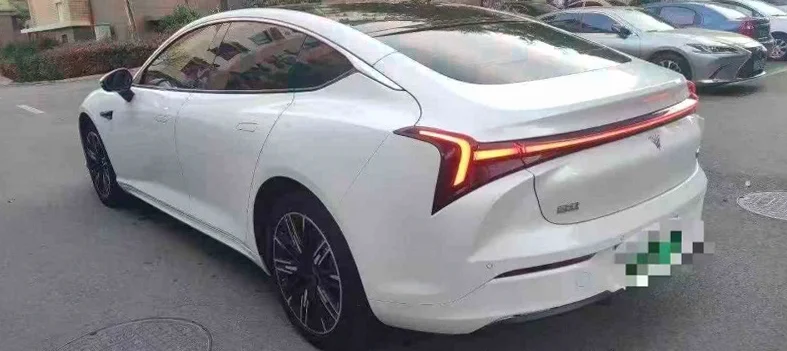 哪吒S 驾驶室