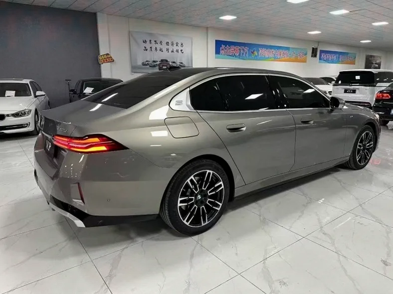 宝马5系 后面外观一
