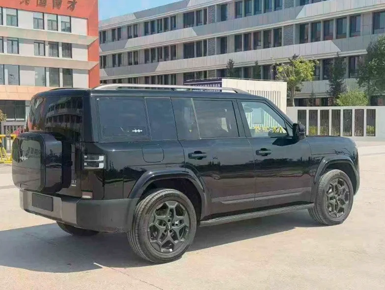 比亚迪方程豹 内饰前排