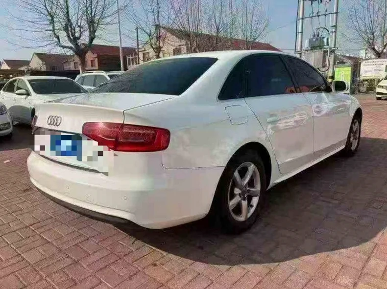 奥迪A4L 内饰后排