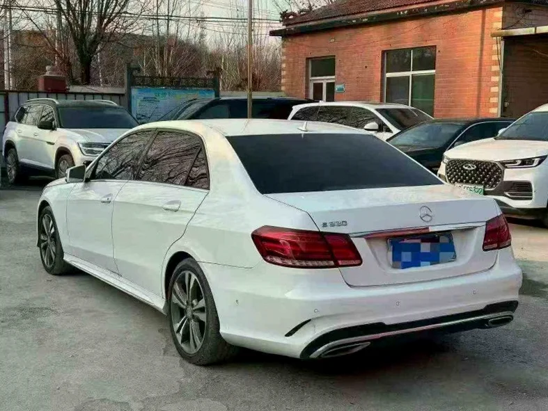 奔驰E 后面外观一