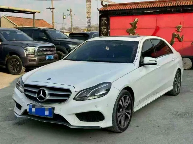 奔驰E 正面外观二