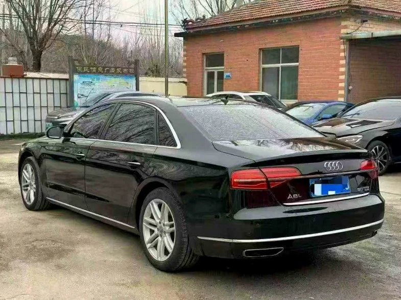 奥迪A8L 内饰后排