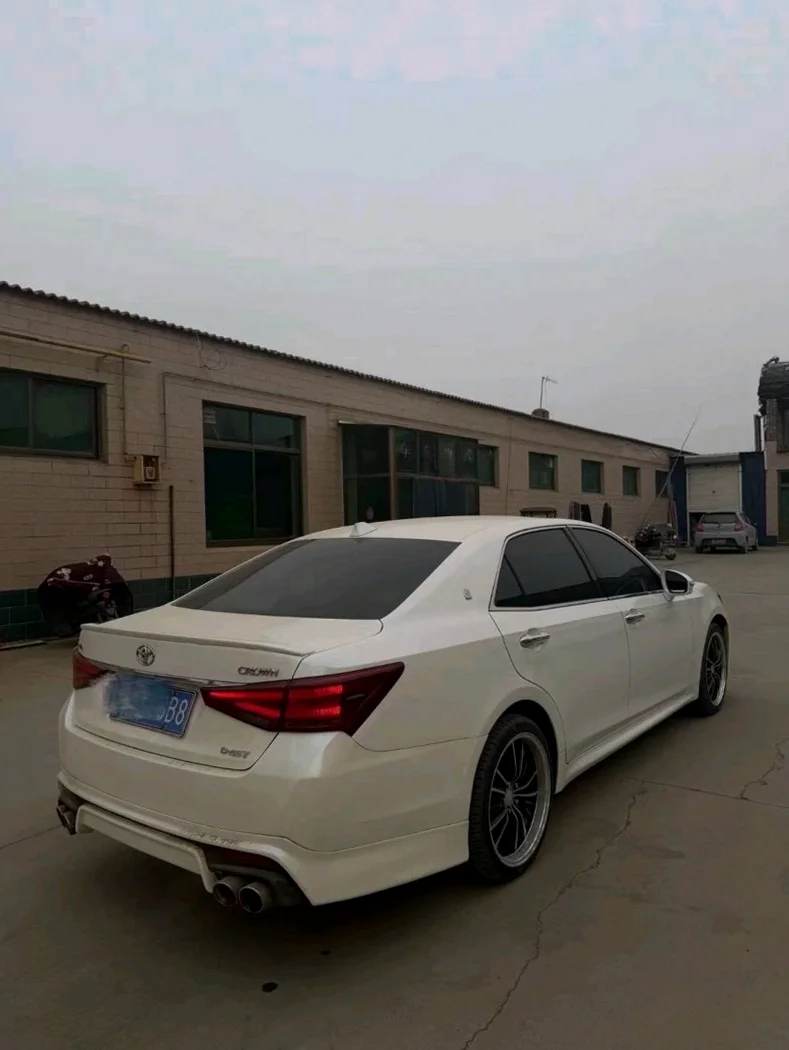 丰田皇冠 后面外观一