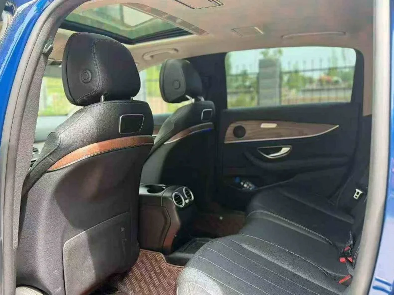 奔驰E 后面外观一