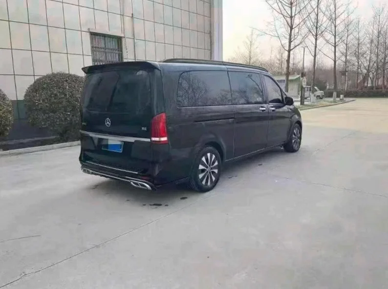 奔驰威霆 后面外观一