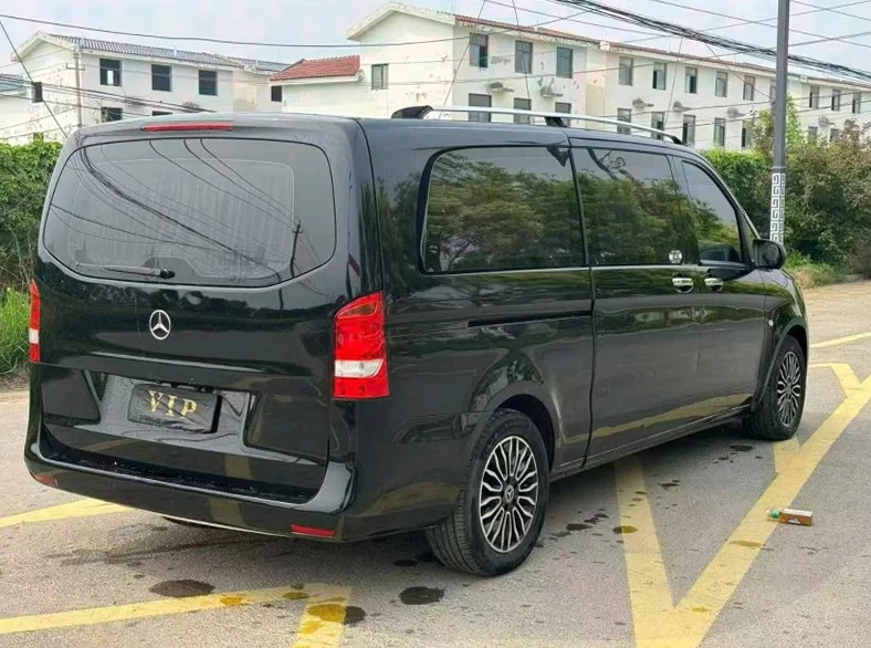奔驰威霆 后面外观三