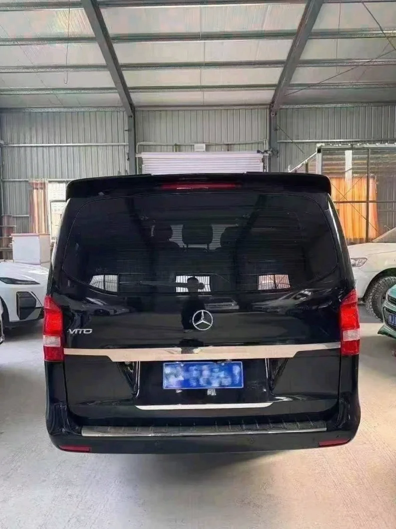奔驰威霆 后面外观一