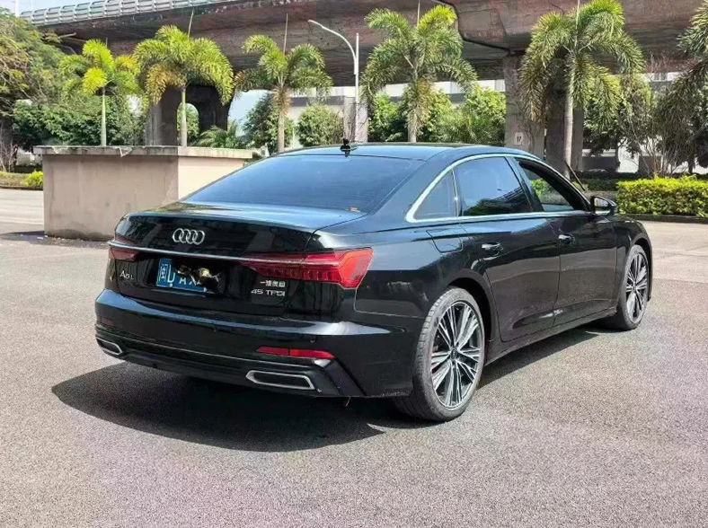 奥迪A6L 内饰前排