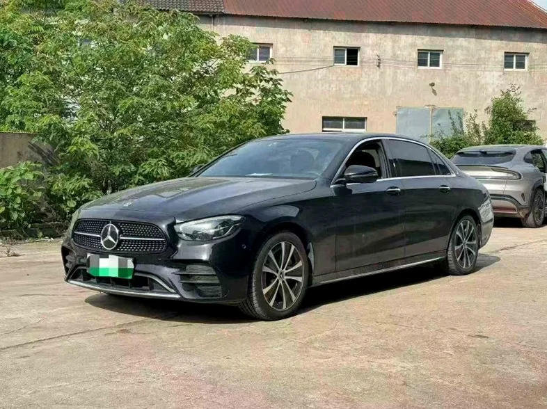 奔驰E 正面外观二