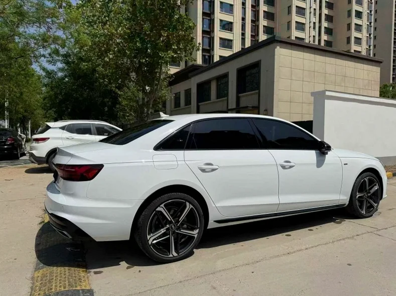奥迪A4L 后面外观一
