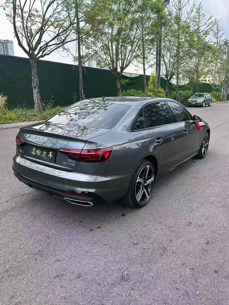 奥迪A4L 内饰后排