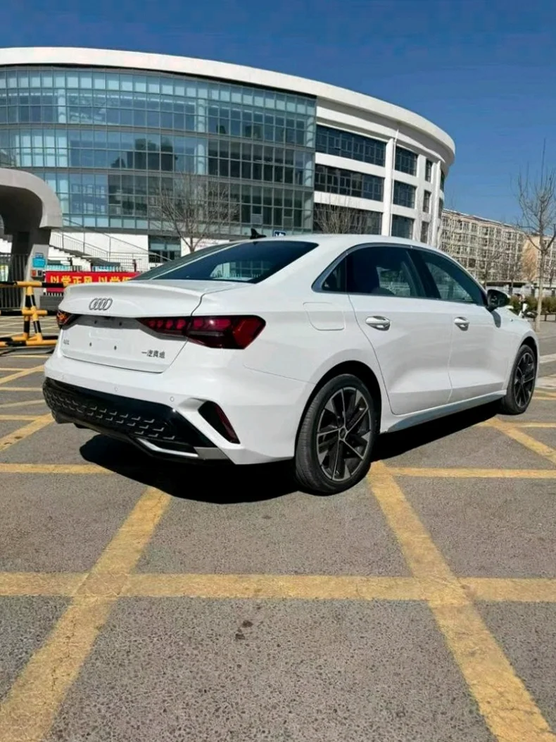 奥迪A3 后面外观一