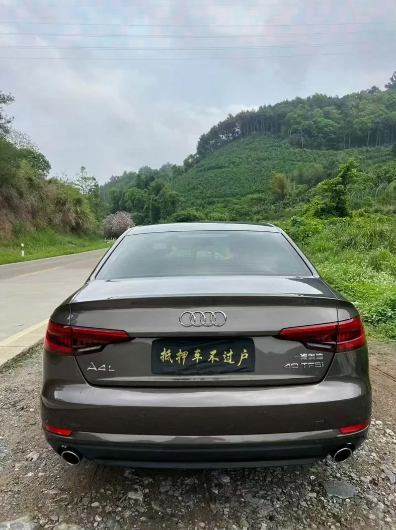 奥迪A4L 内饰后排