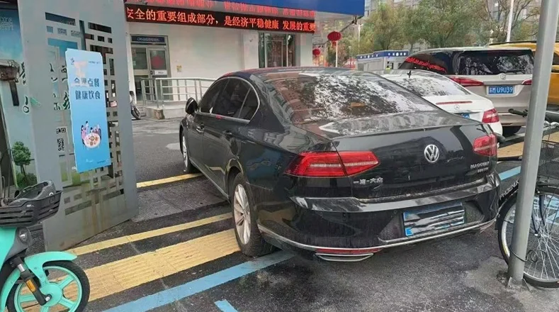 大众迈腾 后面外观一