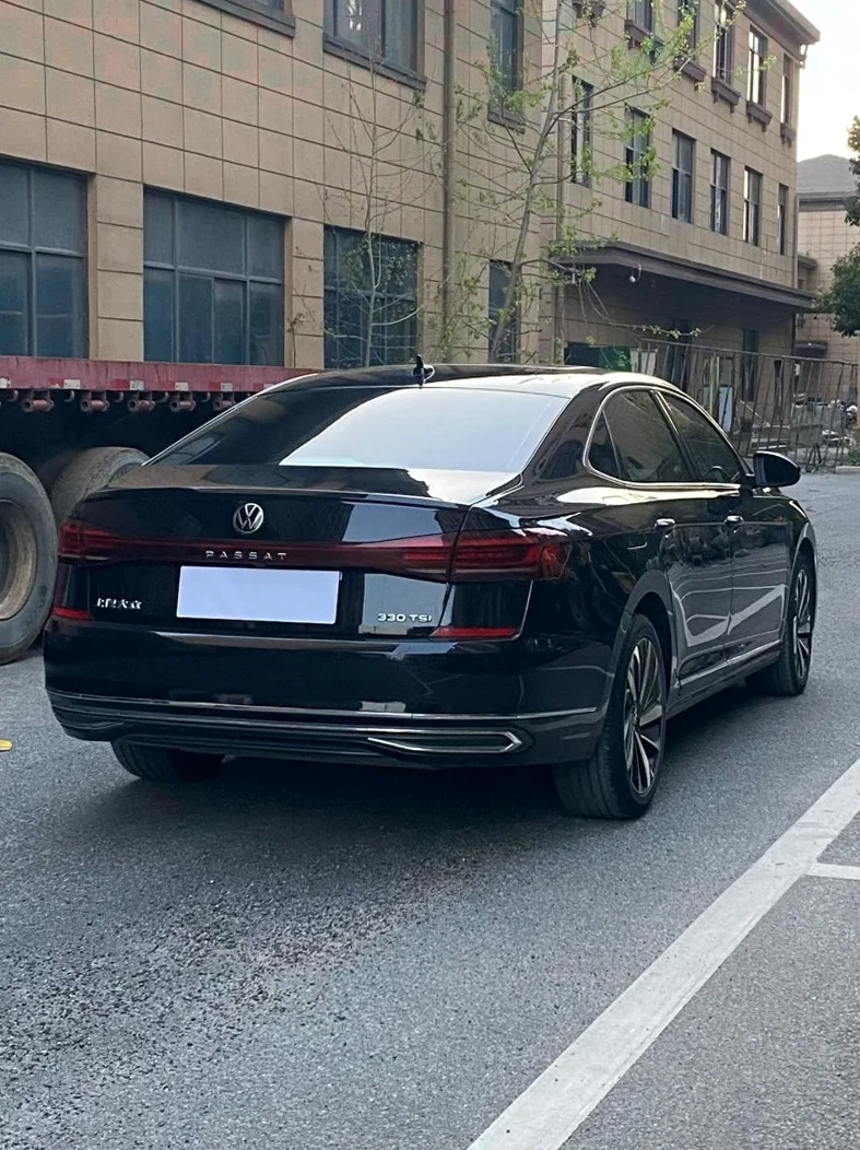 大众帕萨特 后面外观一