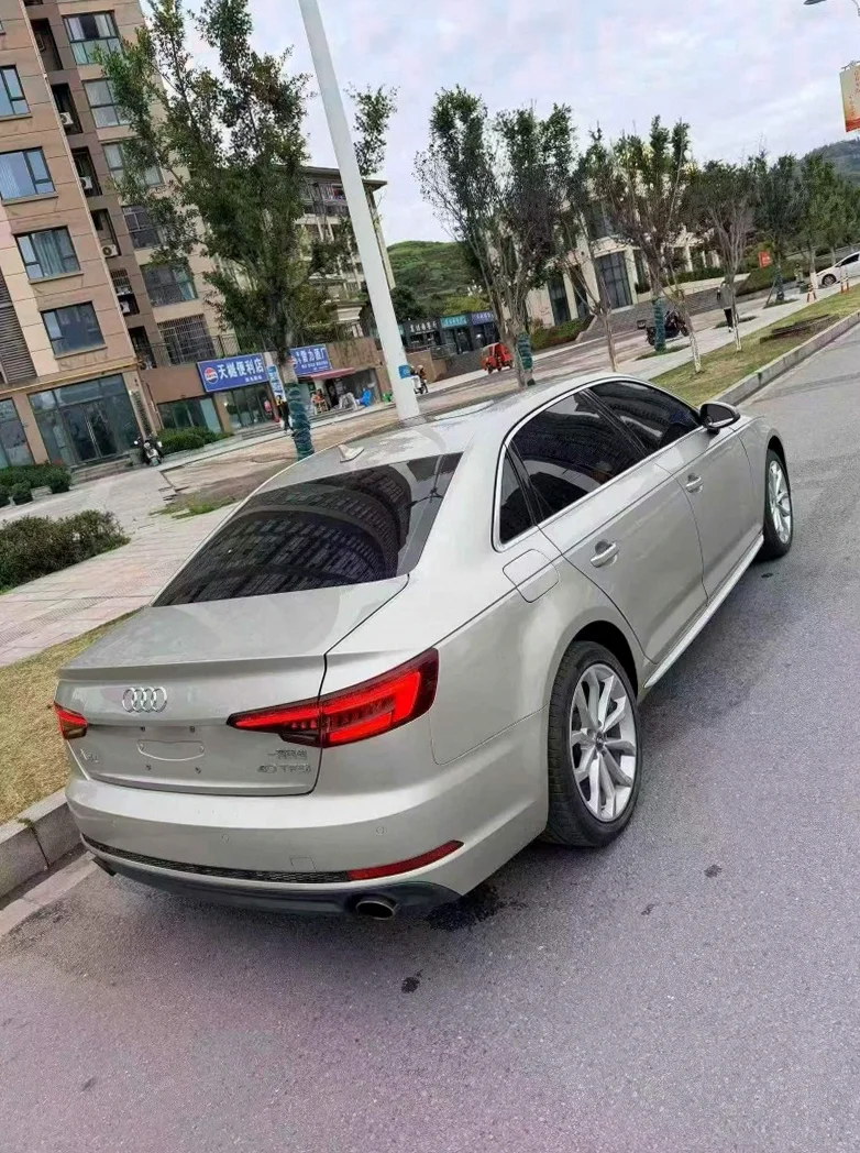 奥迪A4L 内饰前排