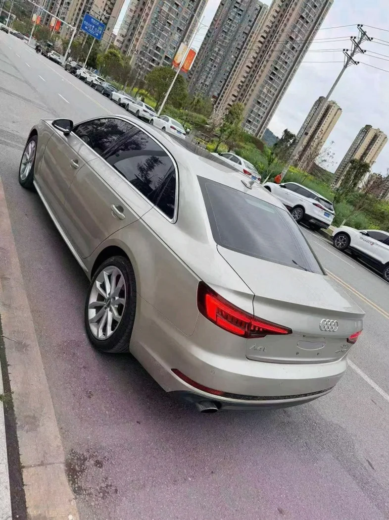 奥迪A4L 内饰后排