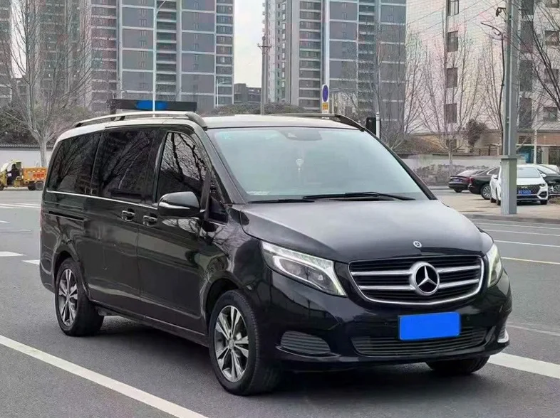 奔驰V 正面外观二